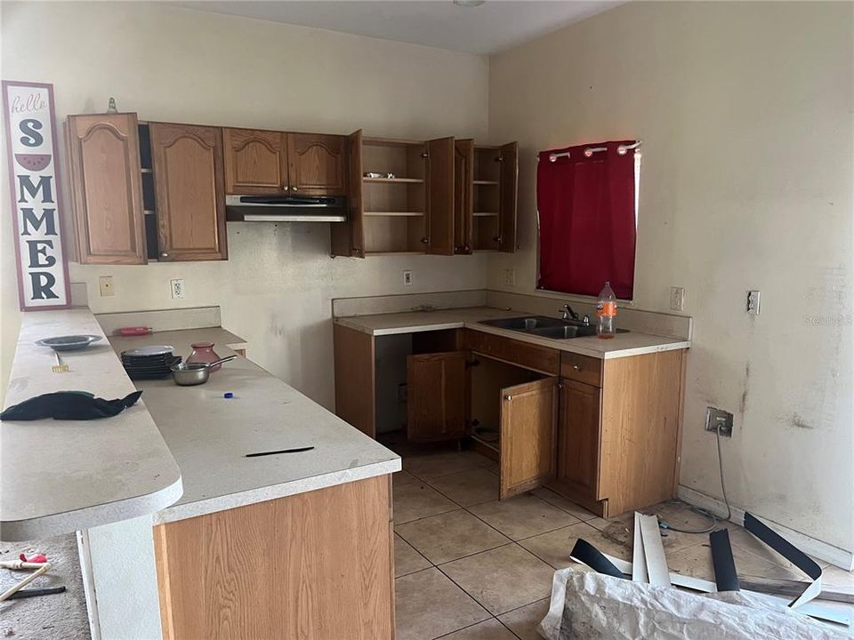 Active With Contract: $475,000 (6 beds, 0 baths, 3484 Square Feet)