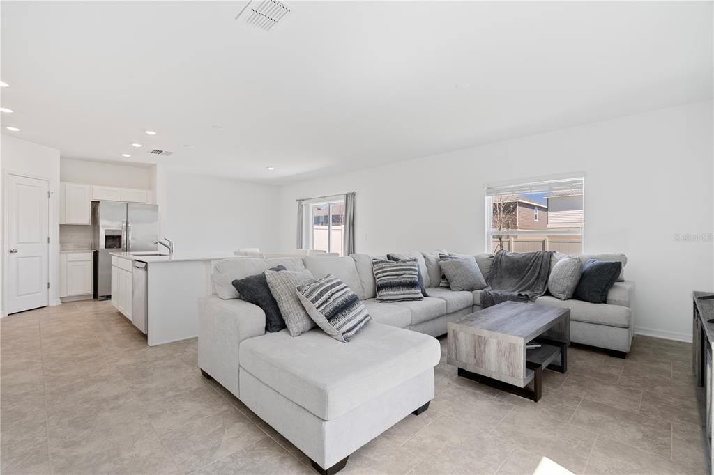 На продажу: $305,000 (4 спален, 2 ванн, 1879 Квадратных фут)