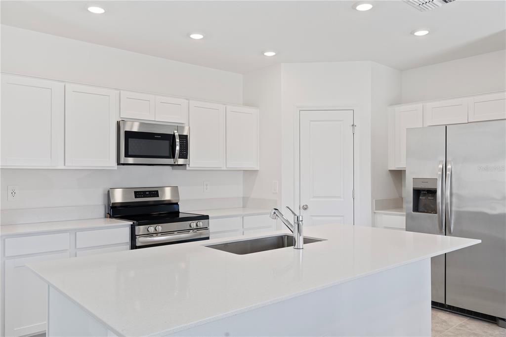 На продажу: $305,000 (4 спален, 2 ванн, 1879 Квадратных фут)