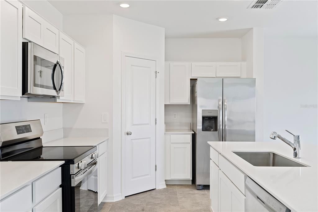 На продажу: $305,000 (4 спален, 2 ванн, 1879 Квадратных фут)