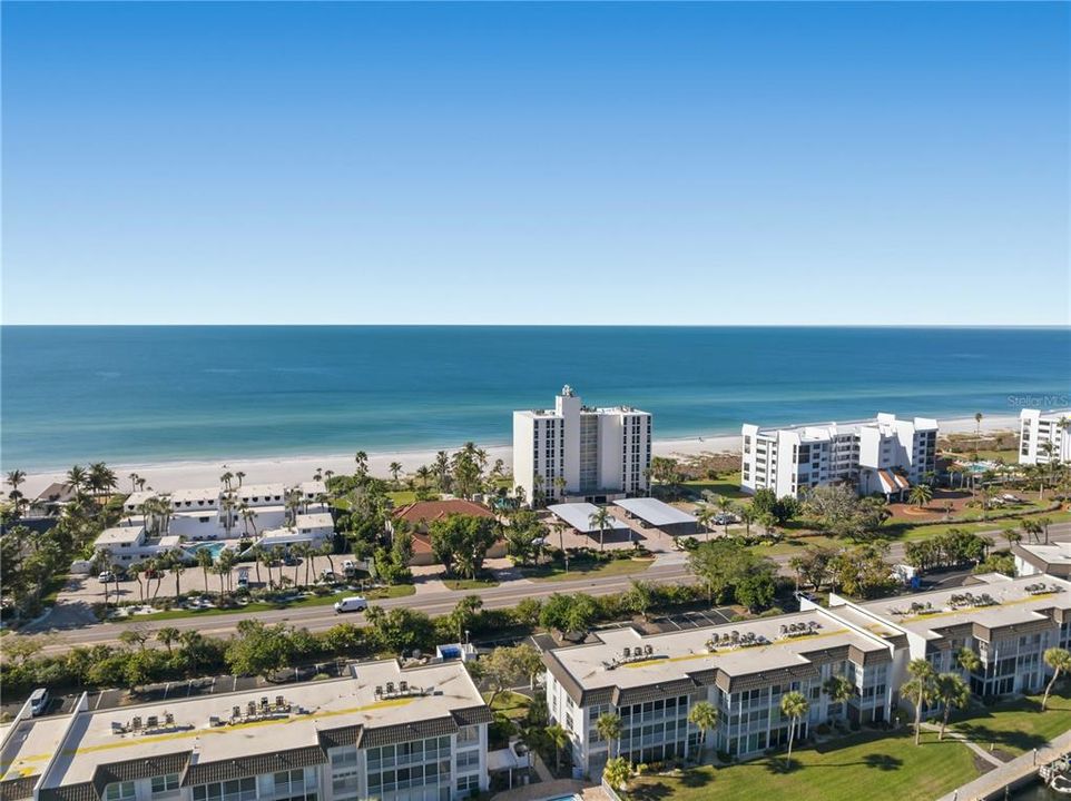 For Sale: $830,000 (2 beds, 2 baths, 1022 Square Feet)