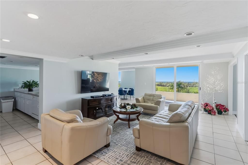 For Sale: $830,000 (2 beds, 2 baths, 1022 Square Feet)