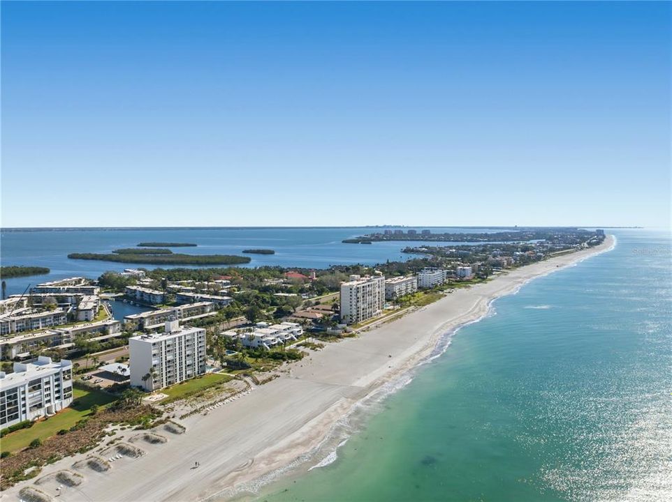 For Sale: $830,000 (2 beds, 2 baths, 1022 Square Feet)