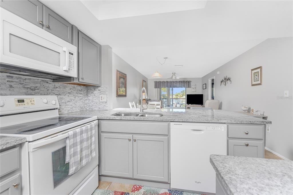 待售: $146,900 (2 贝兹, 2 浴室, 886 平方英尺)