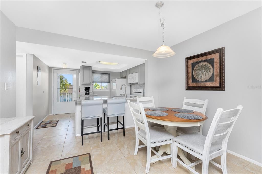 待售: $146,900 (2 贝兹, 2 浴室, 886 平方英尺)