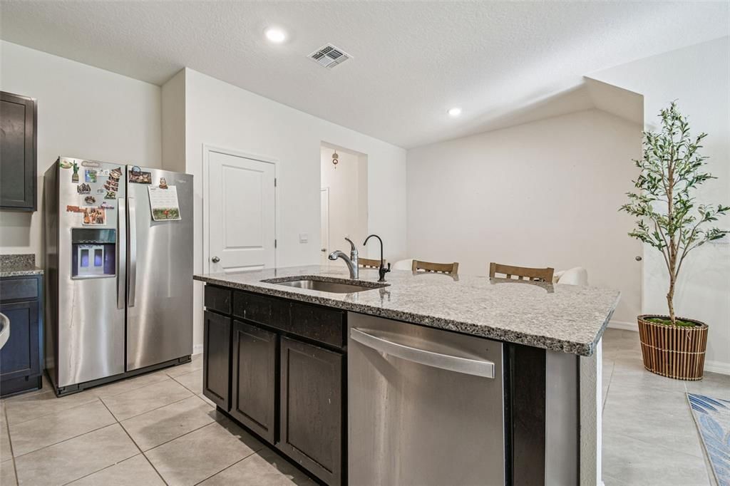 For Rent: $2,050 (3 beds, 2 baths, 1673 Square Feet)