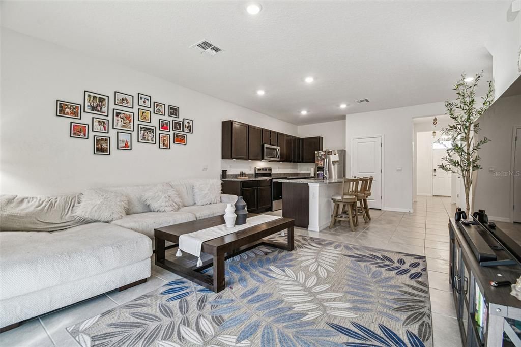 For Rent: $2,050 (3 beds, 2 baths, 1673 Square Feet)