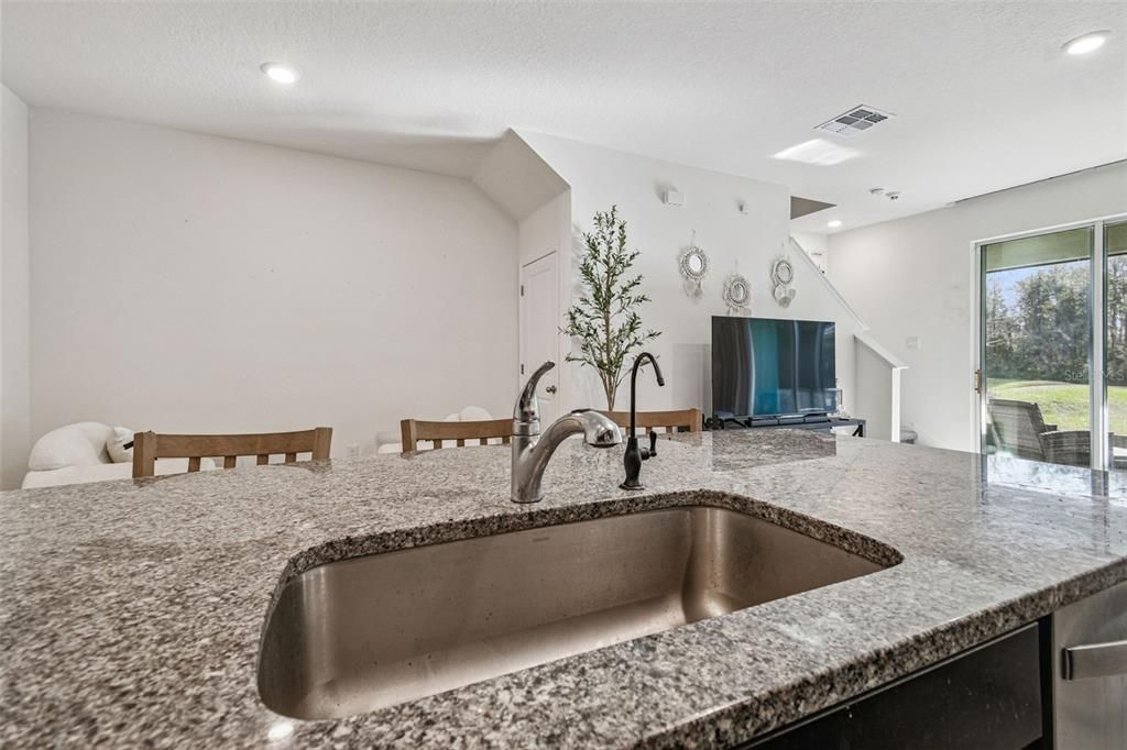 For Rent: $2,050 (3 beds, 2 baths, 1673 Square Feet)