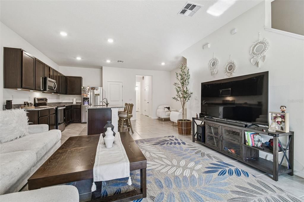 For Rent: $2,050 (3 beds, 2 baths, 1673 Square Feet)