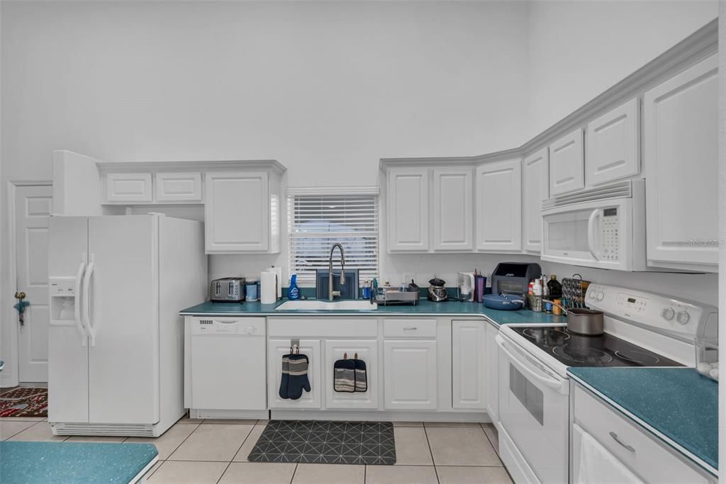 For Sale: $399,999 (2 beds, 2 baths, 1726 Square Feet)