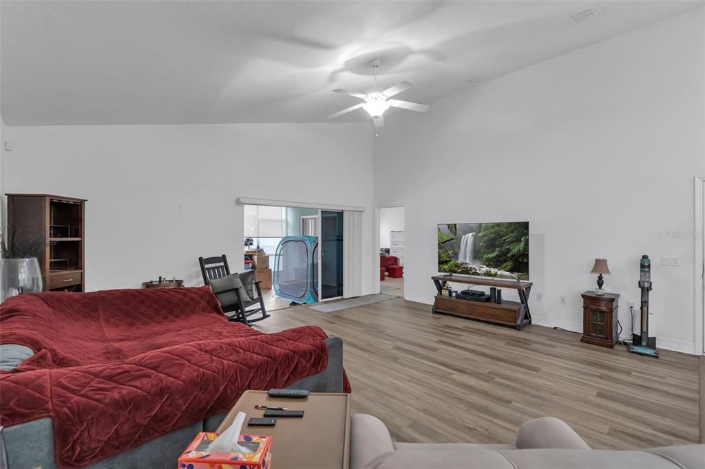 For Sale: $399,999 (2 beds, 2 baths, 1726 Square Feet)