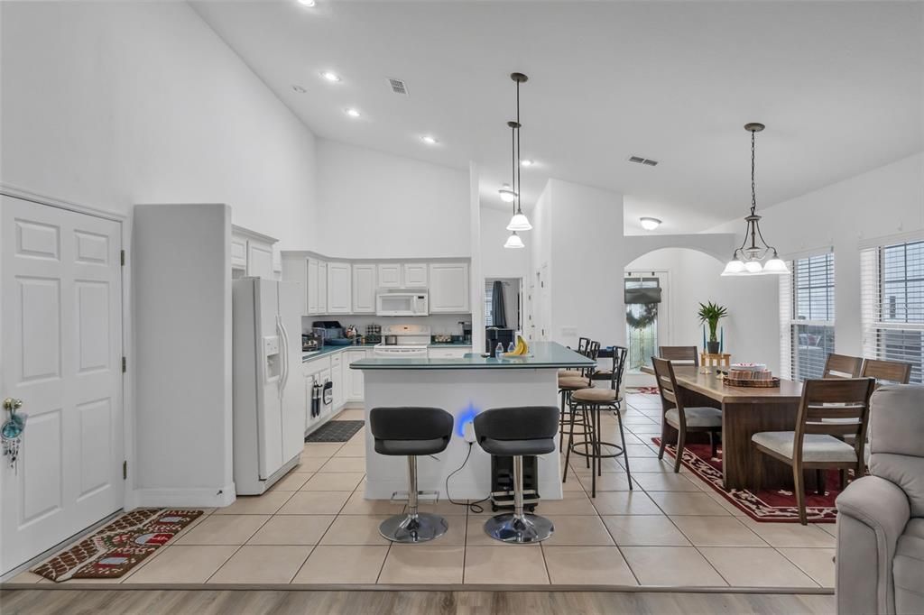 For Sale: $399,999 (2 beds, 2 baths, 1726 Square Feet)