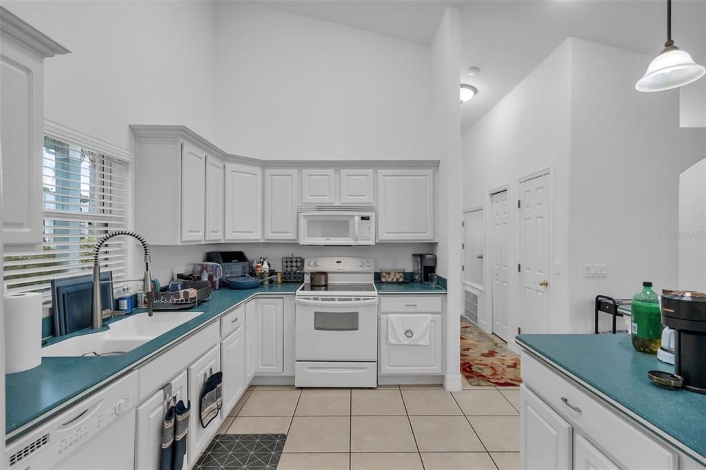 For Sale: $399,999 (2 beds, 2 baths, 1726 Square Feet)