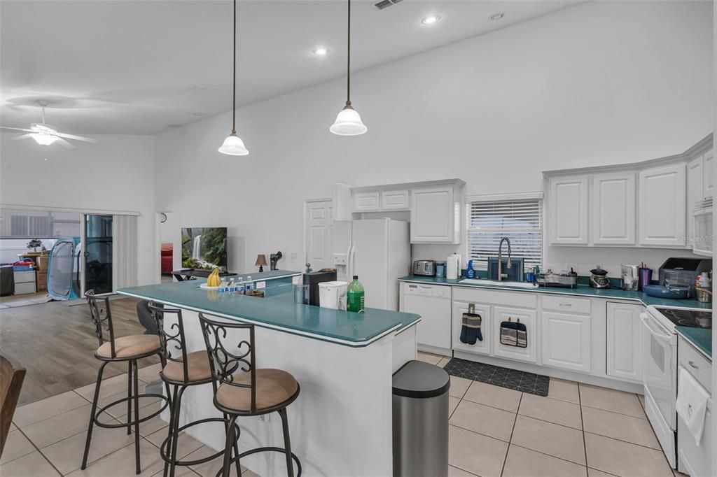 For Sale: $399,999 (2 beds, 2 baths, 1726 Square Feet)