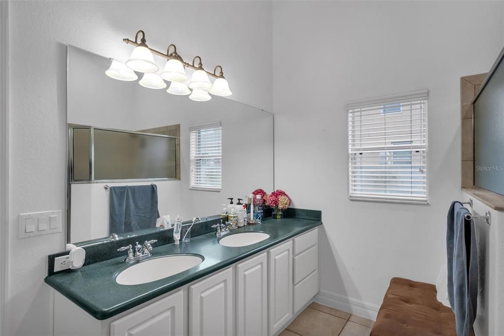 For Sale: $399,999 (2 beds, 2 baths, 1726 Square Feet)