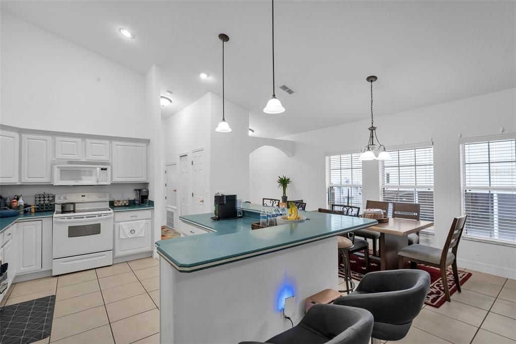 For Sale: $399,999 (2 beds, 2 baths, 1726 Square Feet)