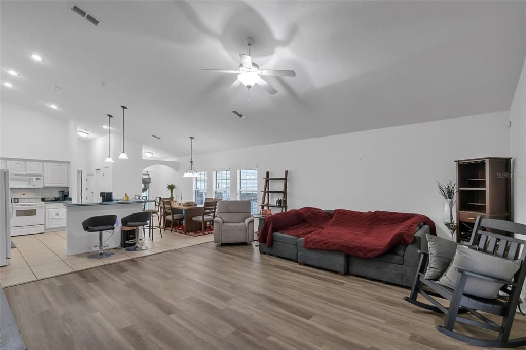 For Sale: $399,999 (2 beds, 2 baths, 1726 Square Feet)