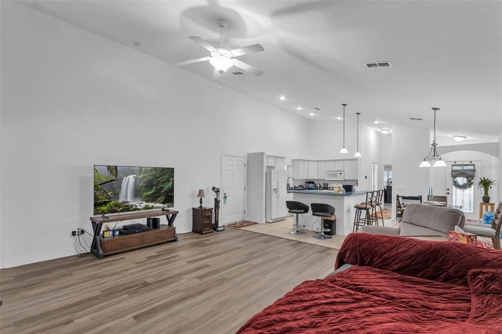 For Sale: $399,999 (2 beds, 2 baths, 1726 Square Feet)