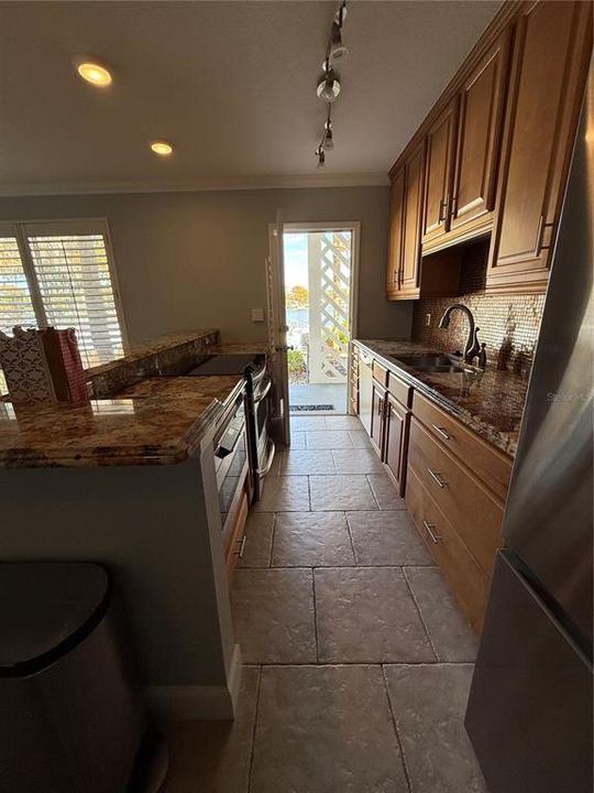 待售: $345,000 (2 贝兹, 1 浴室, 816 平方英尺)