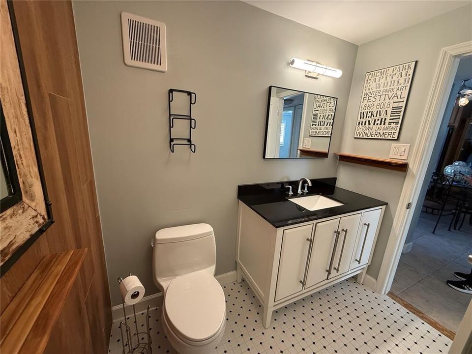 待售: $345,000 (2 贝兹, 1 浴室, 816 平方英尺)