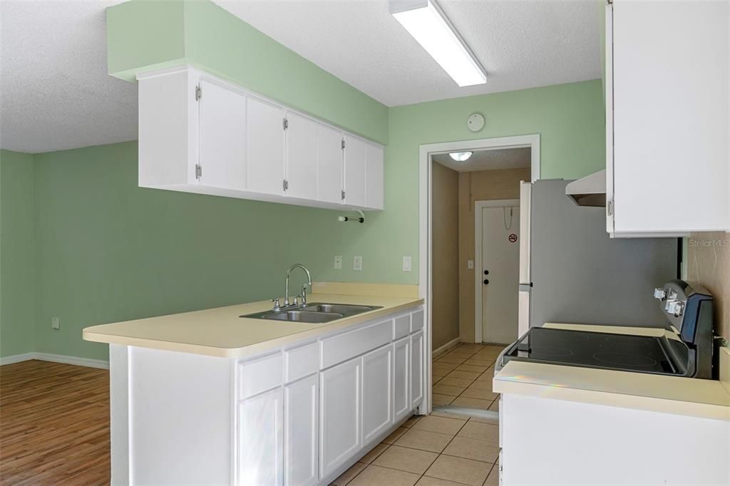 待售: $238,000 (3 贝兹, 1 浴室, 990 平方英尺)