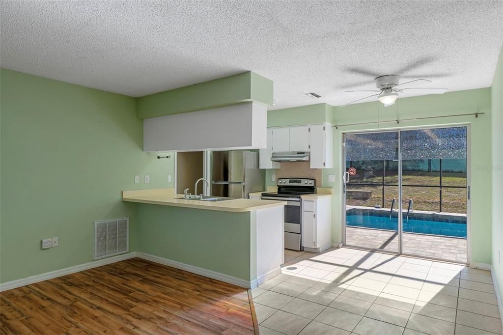 待售: $238,000 (3 贝兹, 1 浴室, 990 平方英尺)