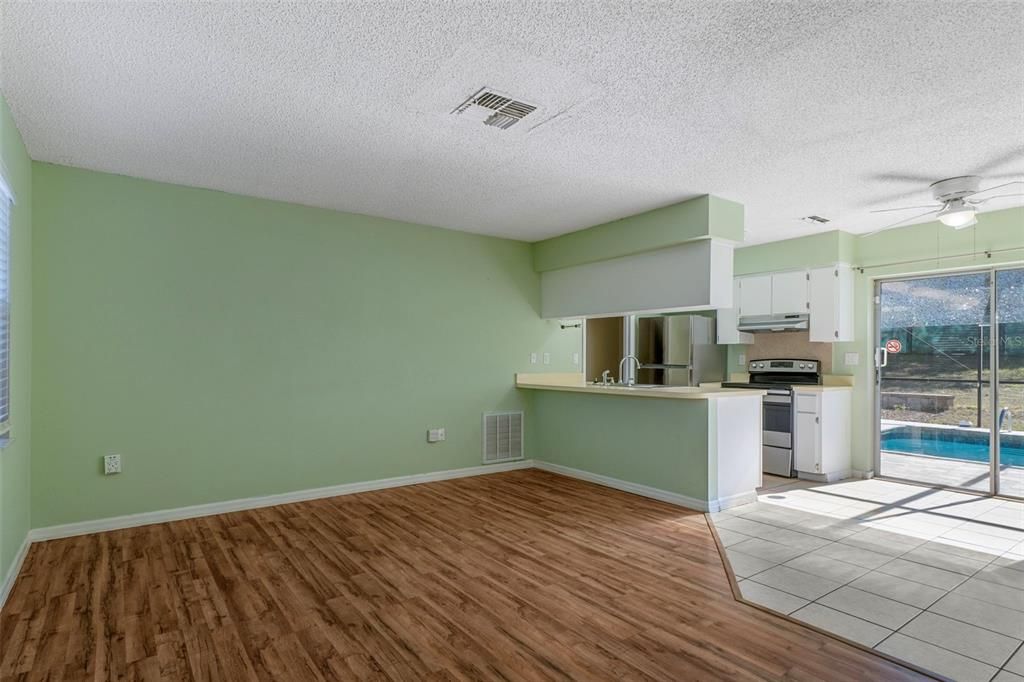 待售: $238,000 (3 贝兹, 1 浴室, 990 平方英尺)