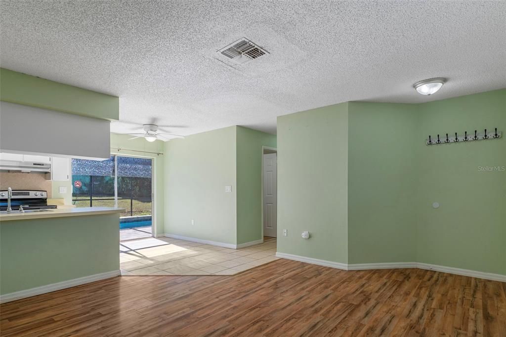 待售: $238,000 (3 贝兹, 1 浴室, 990 平方英尺)