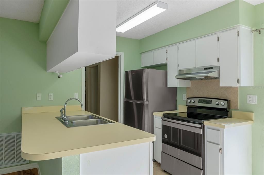 待售: $238,000 (3 贝兹, 1 浴室, 990 平方英尺)