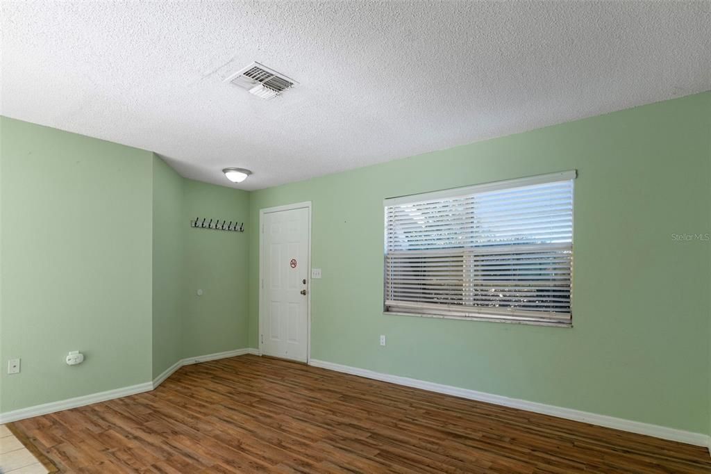 待售: $238,000 (3 贝兹, 1 浴室, 990 平方英尺)