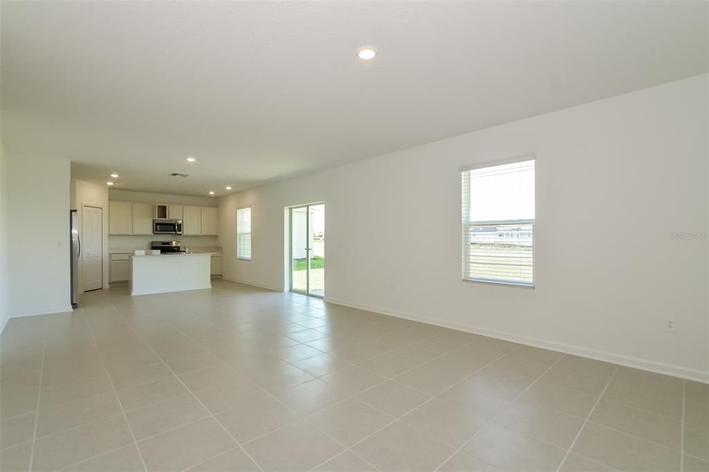 For Rent: $2,195 (5 beds, 2 baths, 2451 Square Feet)