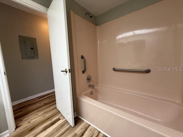 For Rent: $1,100 (2 beds, 1 baths, 864 Square Feet)