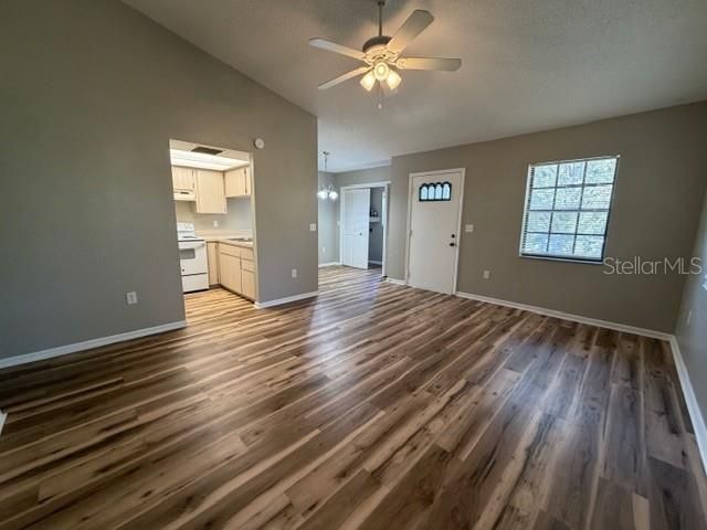 For Rent: $1,100 (2 beds, 1 baths, 864 Square Feet)