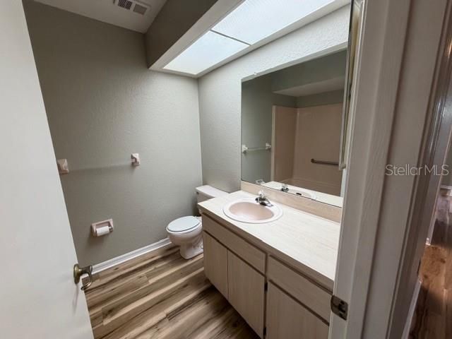 For Rent: $1,100 (2 beds, 1 baths, 864 Square Feet)