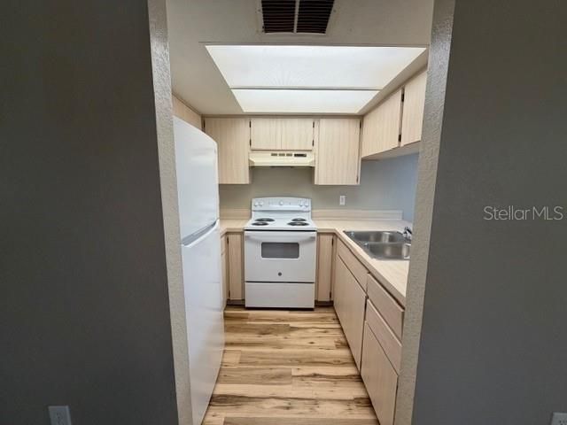 For Rent: $1,100 (2 beds, 1 baths, 864 Square Feet)