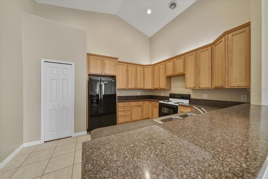 На продажу: $650,000 (6 спален, 0 ванн, 3168 Квадратных фут)