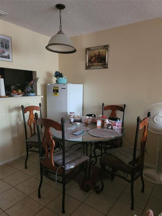 待售: $215,000 (2 贝兹, 2 浴室, 930 平方英尺)