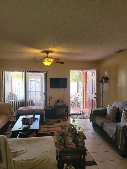 待售: $215,000 (2 贝兹, 2 浴室, 930 平方英尺)