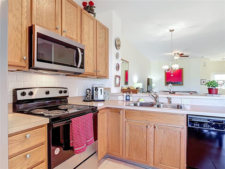 На продажу: $238,000 (2 спален, 2 ванн, 1268 Квадратных фут)