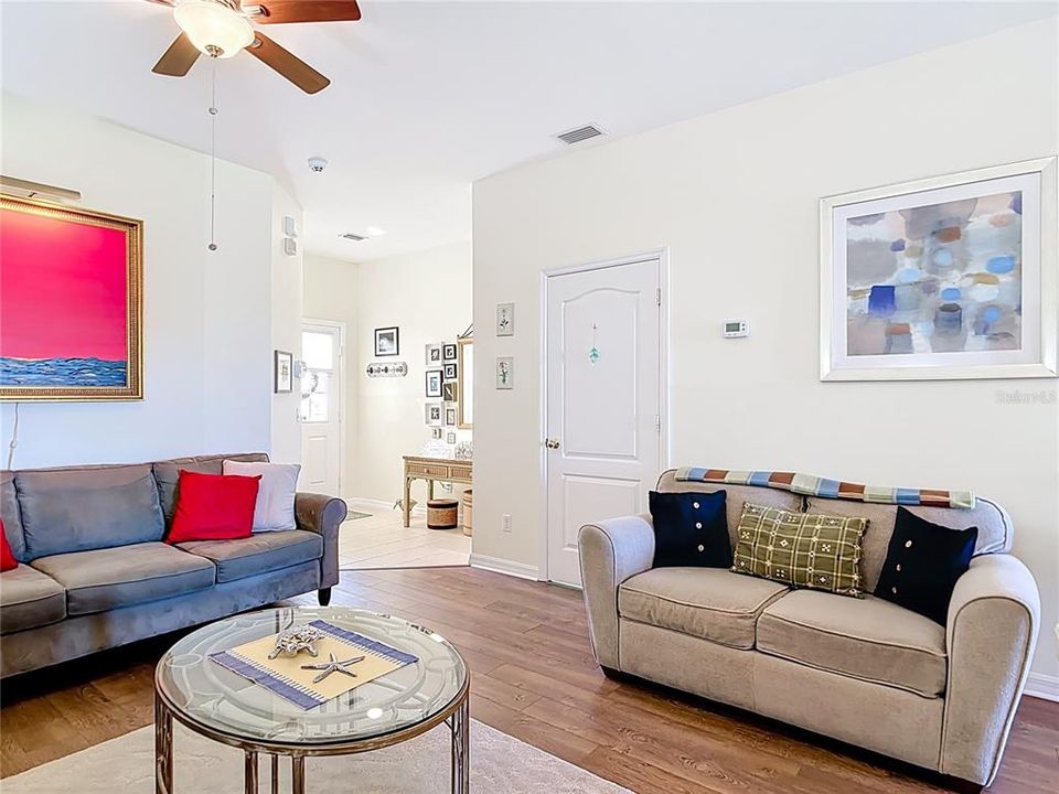 На продажу: $238,000 (2 спален, 2 ванн, 1268 Квадратных фут)