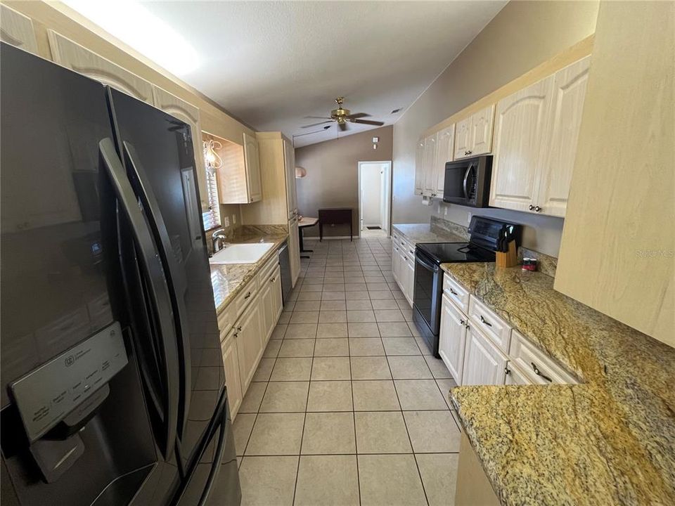 待售: $299,900 (2 贝兹, 2 浴室, 1537 平方英尺)