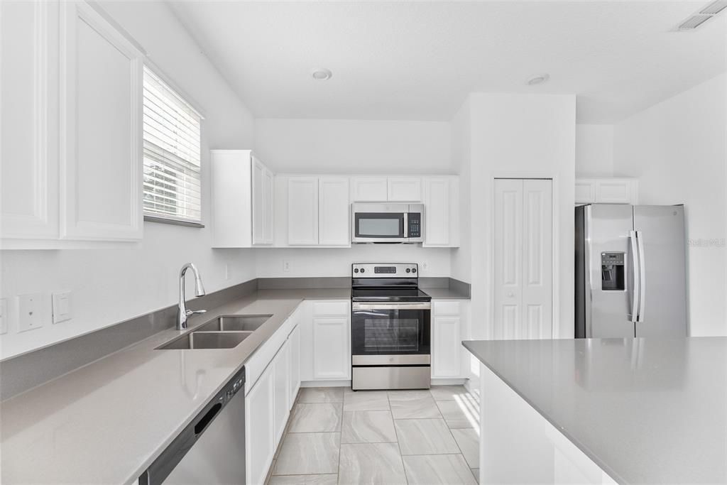 For Rent: $2,150 (3 beds, 2 baths, 1848 Square Feet)