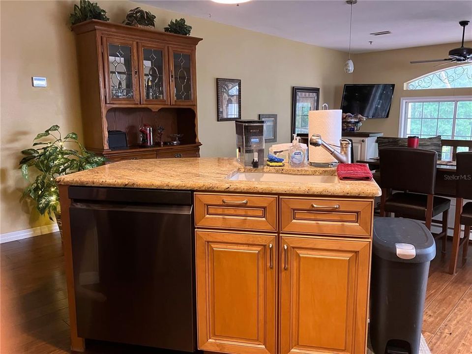 На продажу: $395,000 (3 спален, 3 ванн, 2357 Квадратных фут)