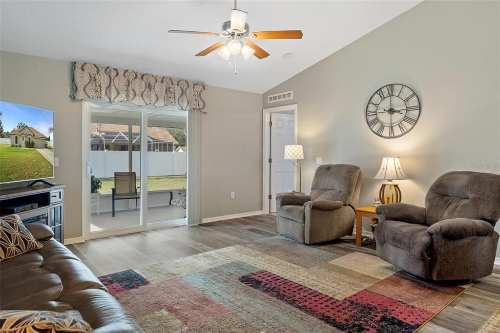 For Sale: $299,900 (3 beds, 2 baths, 1398 Square Feet)