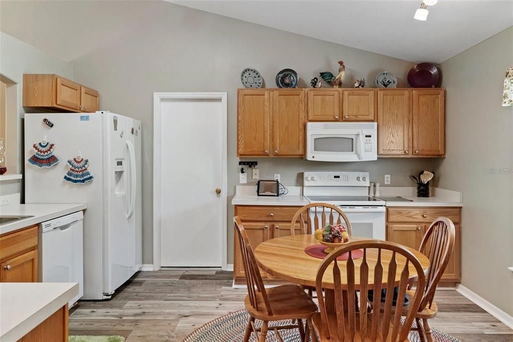 For Sale: $299,900 (3 beds, 2 baths, 1398 Square Feet)