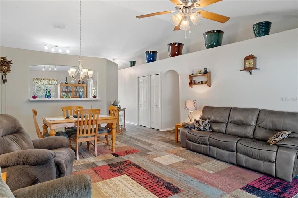 For Sale: $299,900 (3 beds, 2 baths, 1398 Square Feet)