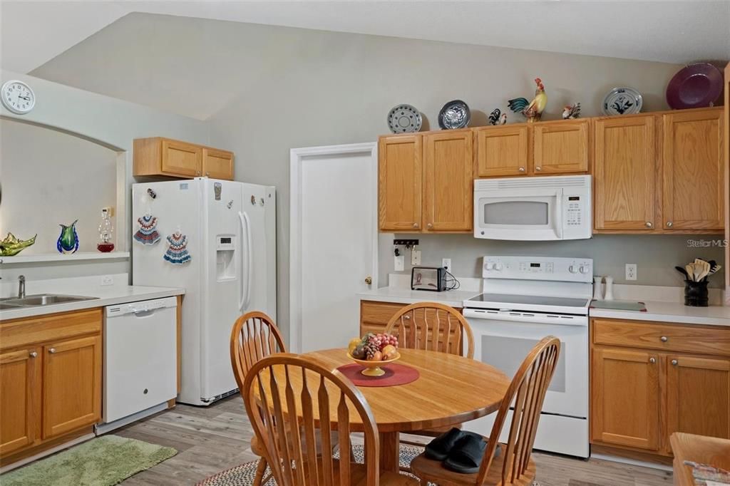 For Sale: $299,900 (3 beds, 2 baths, 1398 Square Feet)