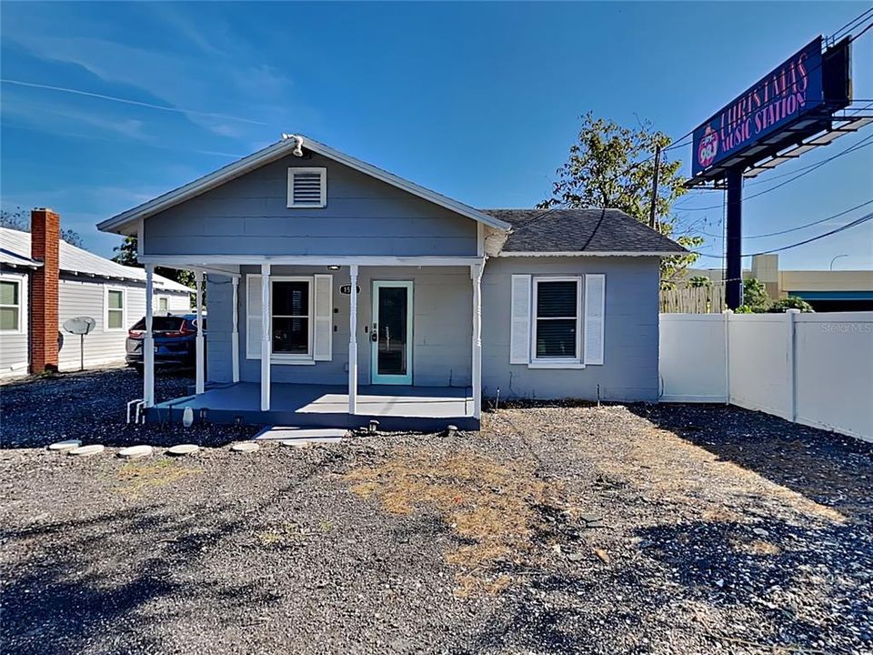 For Rent: $1,700 (3 beds, 2 baths, 1197 Square Feet)