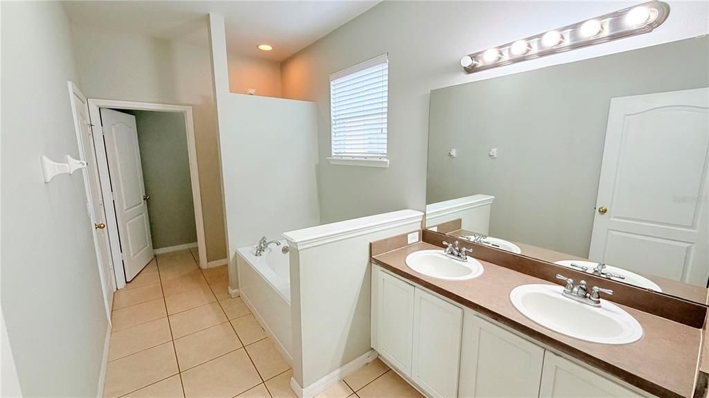 На продажу: $409,900 (4 спален, 2 ванн, 2048 Квадратных фут)