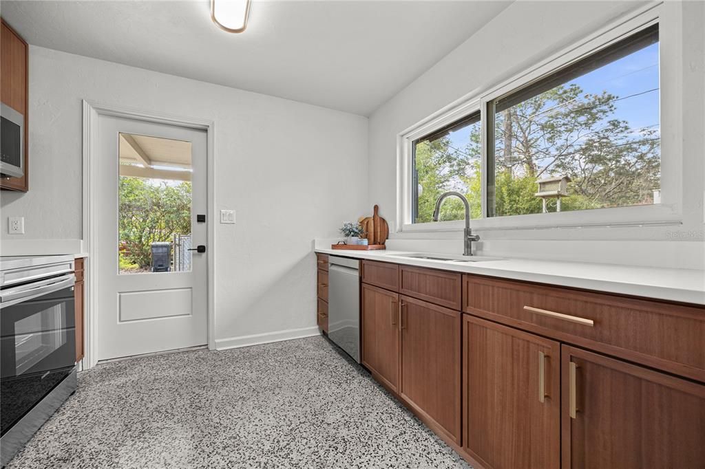 For Sale: $265,000 (2 beds, 1 baths, 1104 Square Feet)